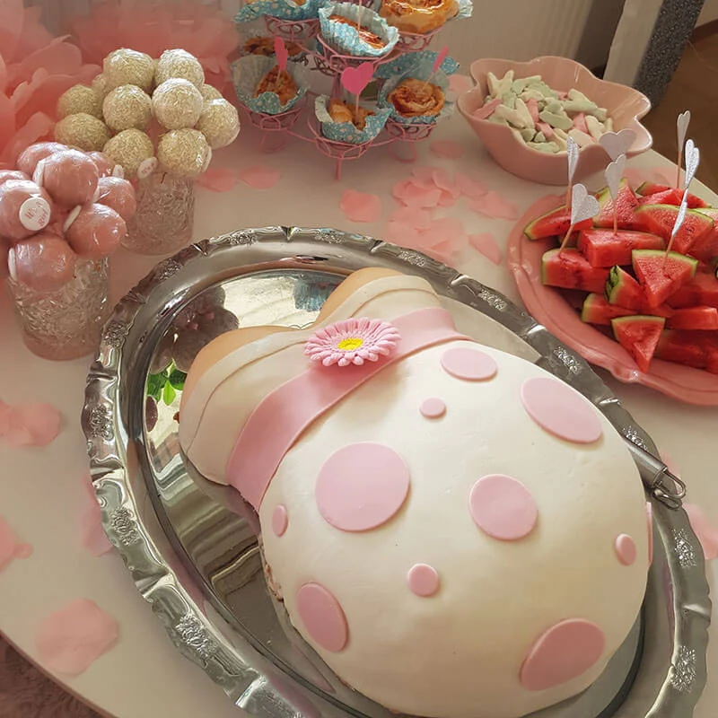 Babybauch-Torte mit rosa Band - Image 4