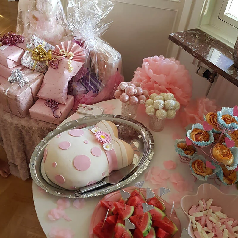 Babybauch-Torte mit rosa Band - Image 5
