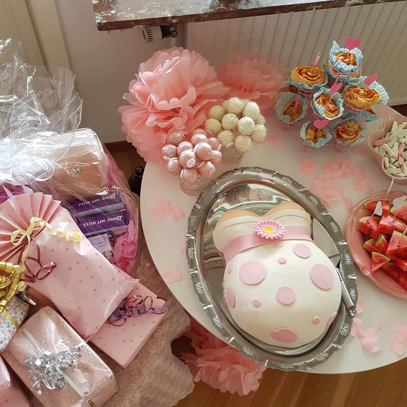 Babybauch-Torte mit rosa Band - Image 6