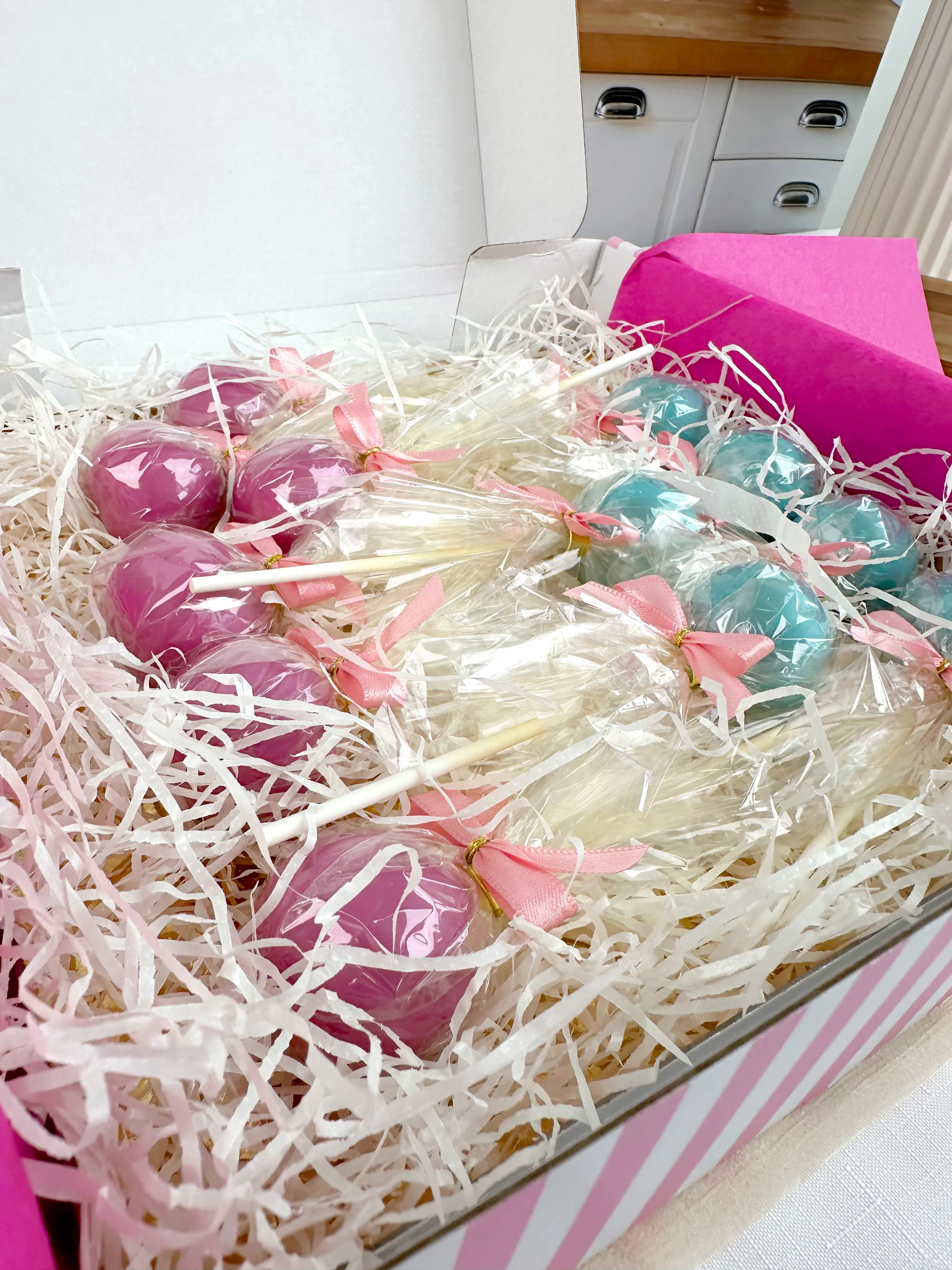 Cake-Pops mit bunter Glasur und Logo (12 Stück) - Image 10