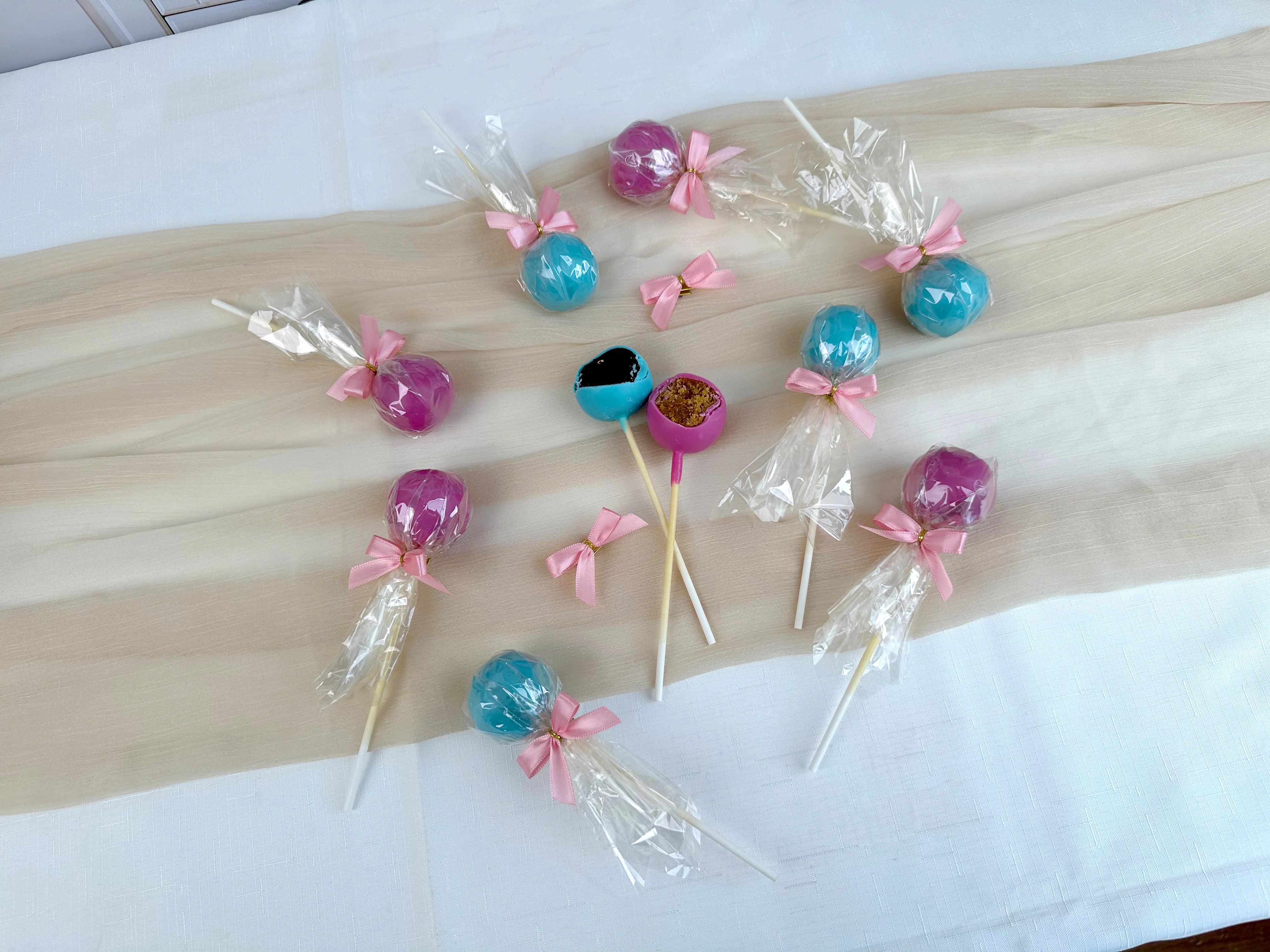 Cake-Pops mit bunter Glasur und Logo (12 Stück) - Image 11