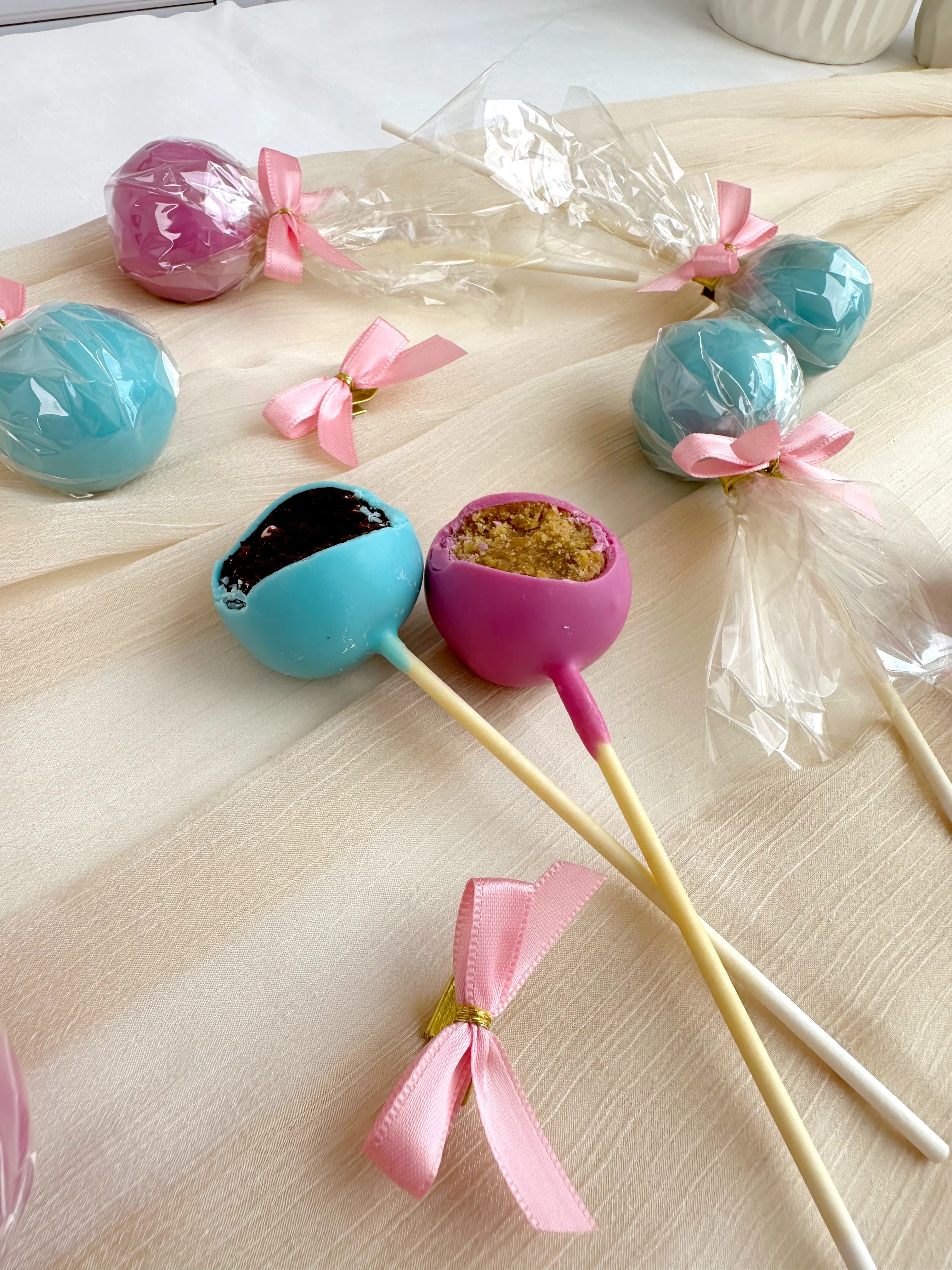 Cake-Pops mit bunter Glasur und Logo (12 Stück) - Image 3