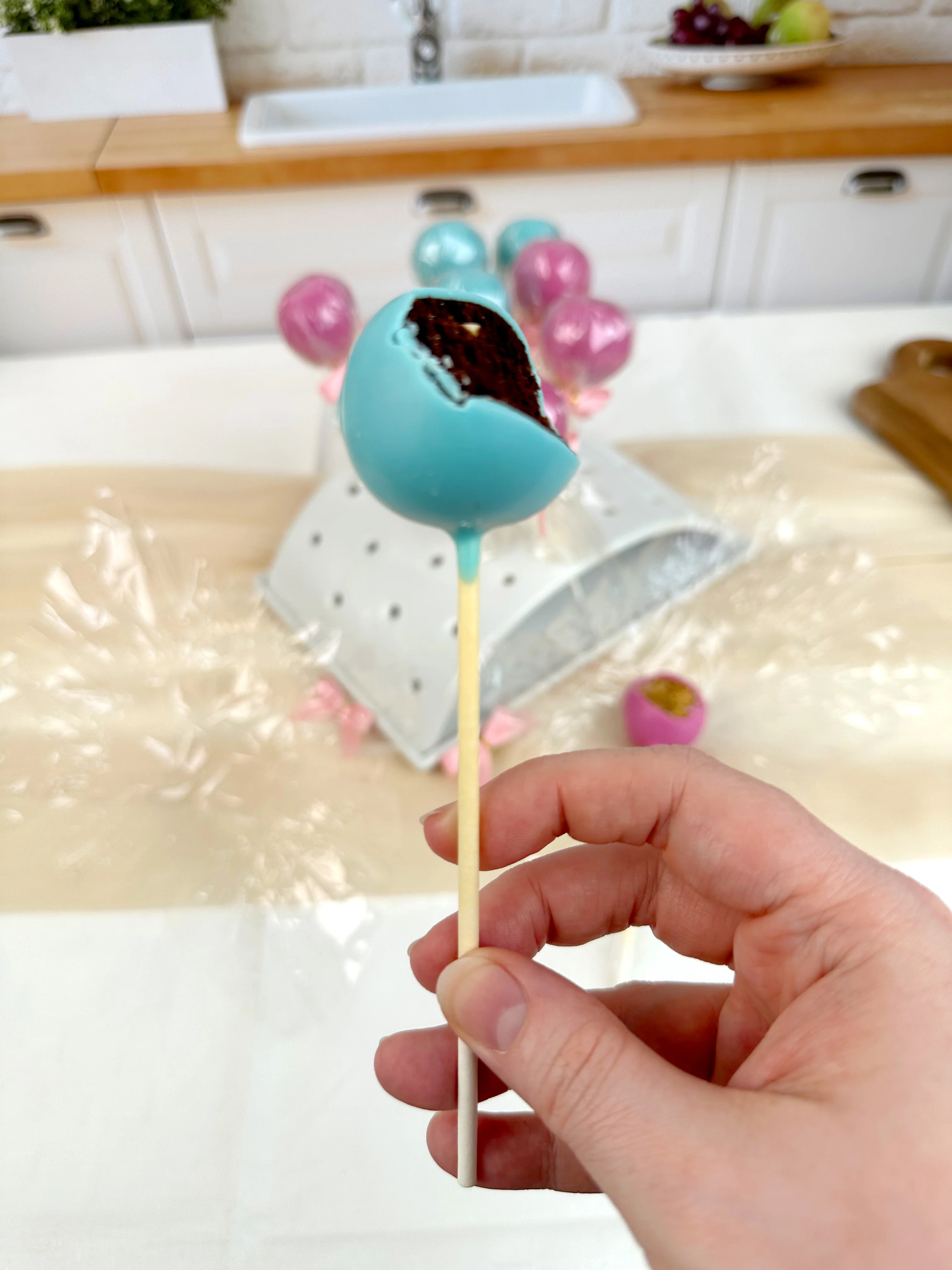 Cake-Pops mit bunter Glasur und Logo (12 Stück) - Image 4