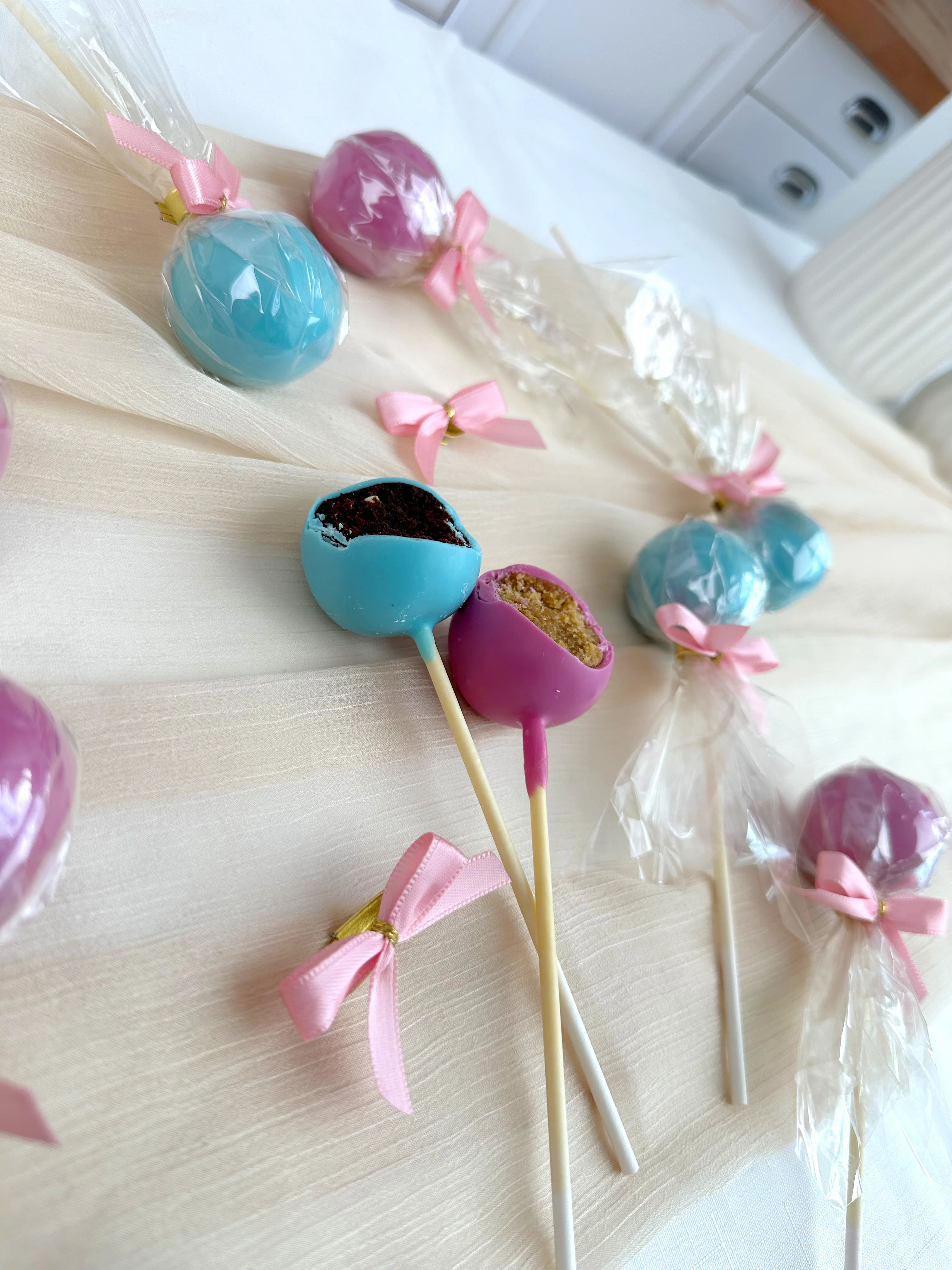 Cake-Pops mit bunter Glasur und Logo (12 Stück) - Image 8
