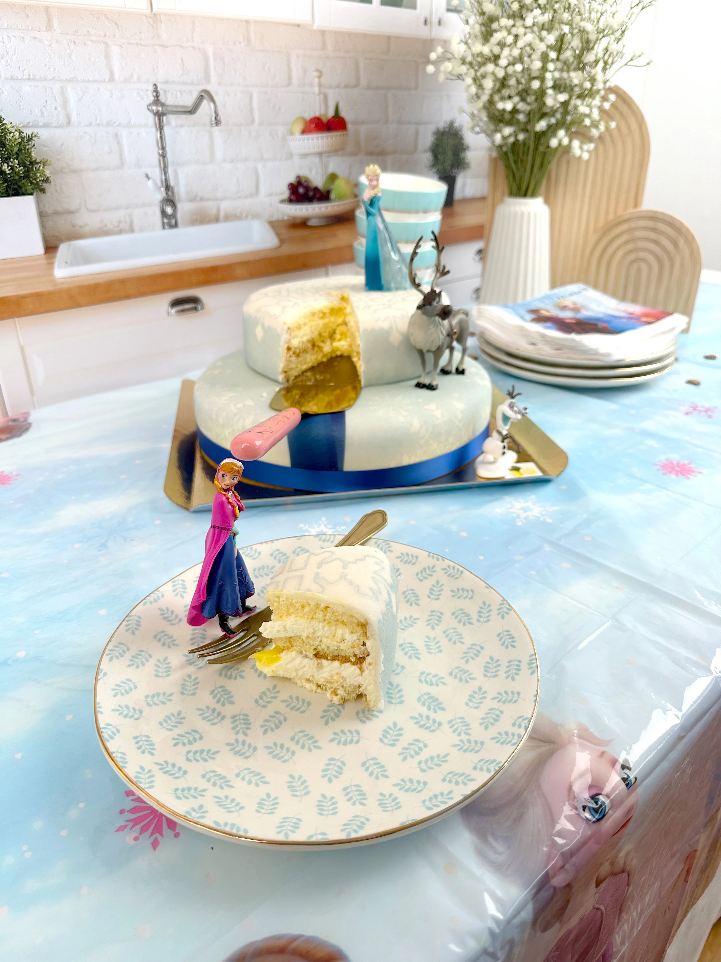 Die Eiskönigin® Elsa, Schwester Anna & Olaf Figuren auf 2-stöckiger Schneeflocken-Torte - Image 10