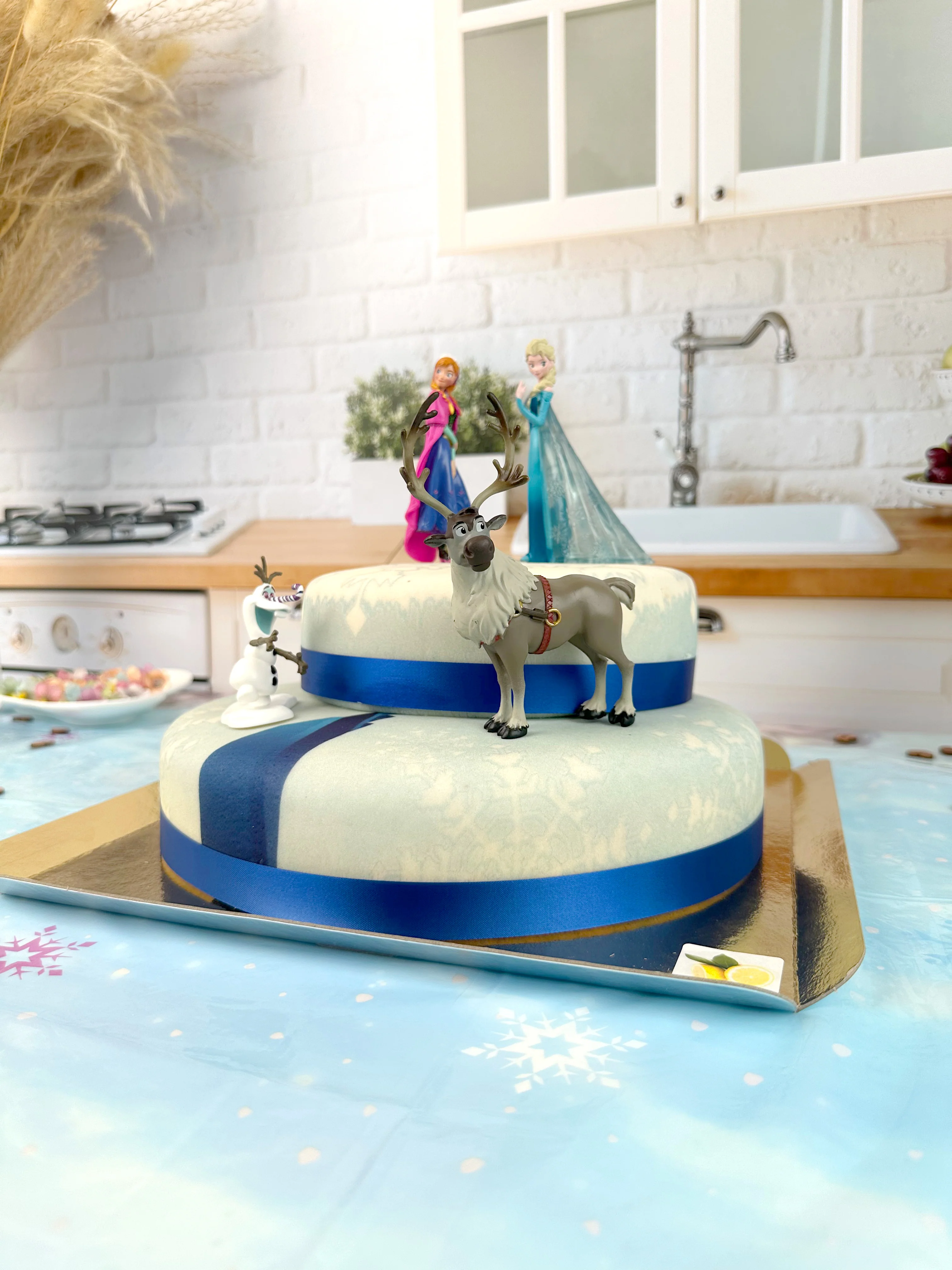 Die Eiskönigin® Elsa, Schwester Anna & Olaf Figuren auf 2-stöckiger Schneeflocken-Torte - Image 11