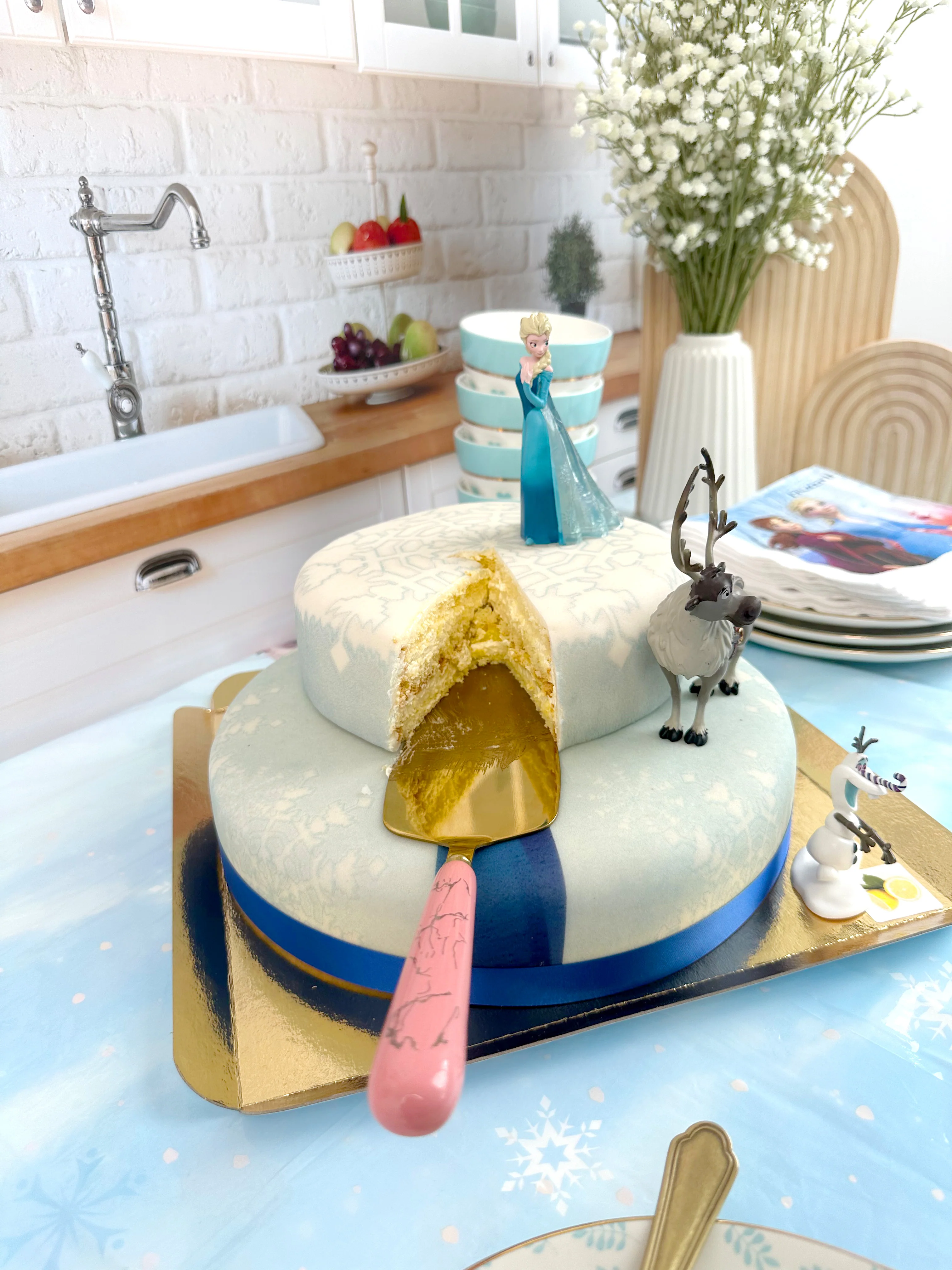 Die Eiskönigin® Elsa, Schwester Anna & Olaf Figuren auf 2-stöckiger Schneeflocken-Torte - Image 12