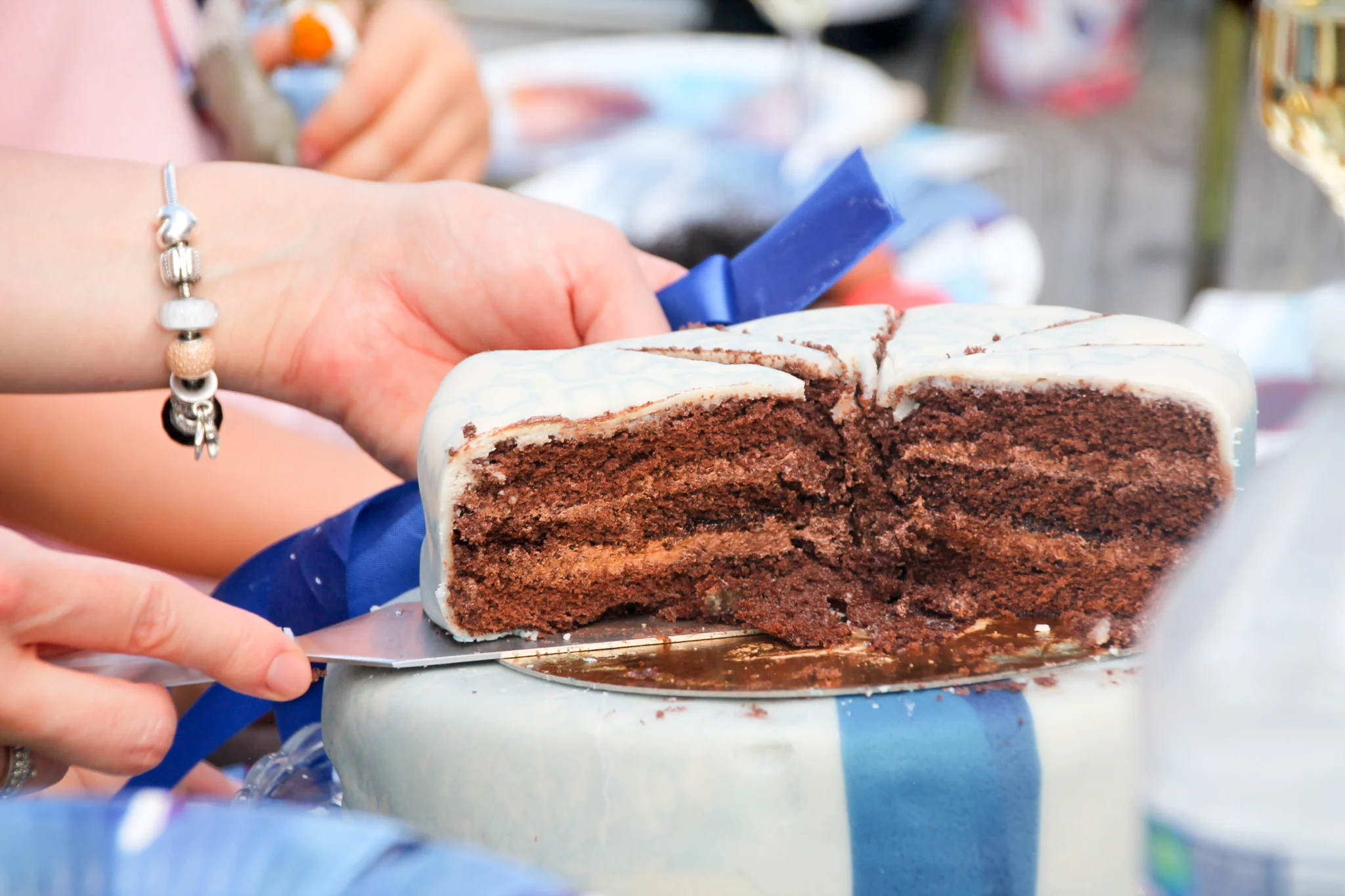 Die Eiskönigin® Elsa, Schwester Anna & Olaf Figuren auf 2-stöckiger Schneeflocken-Torte - Image 13
