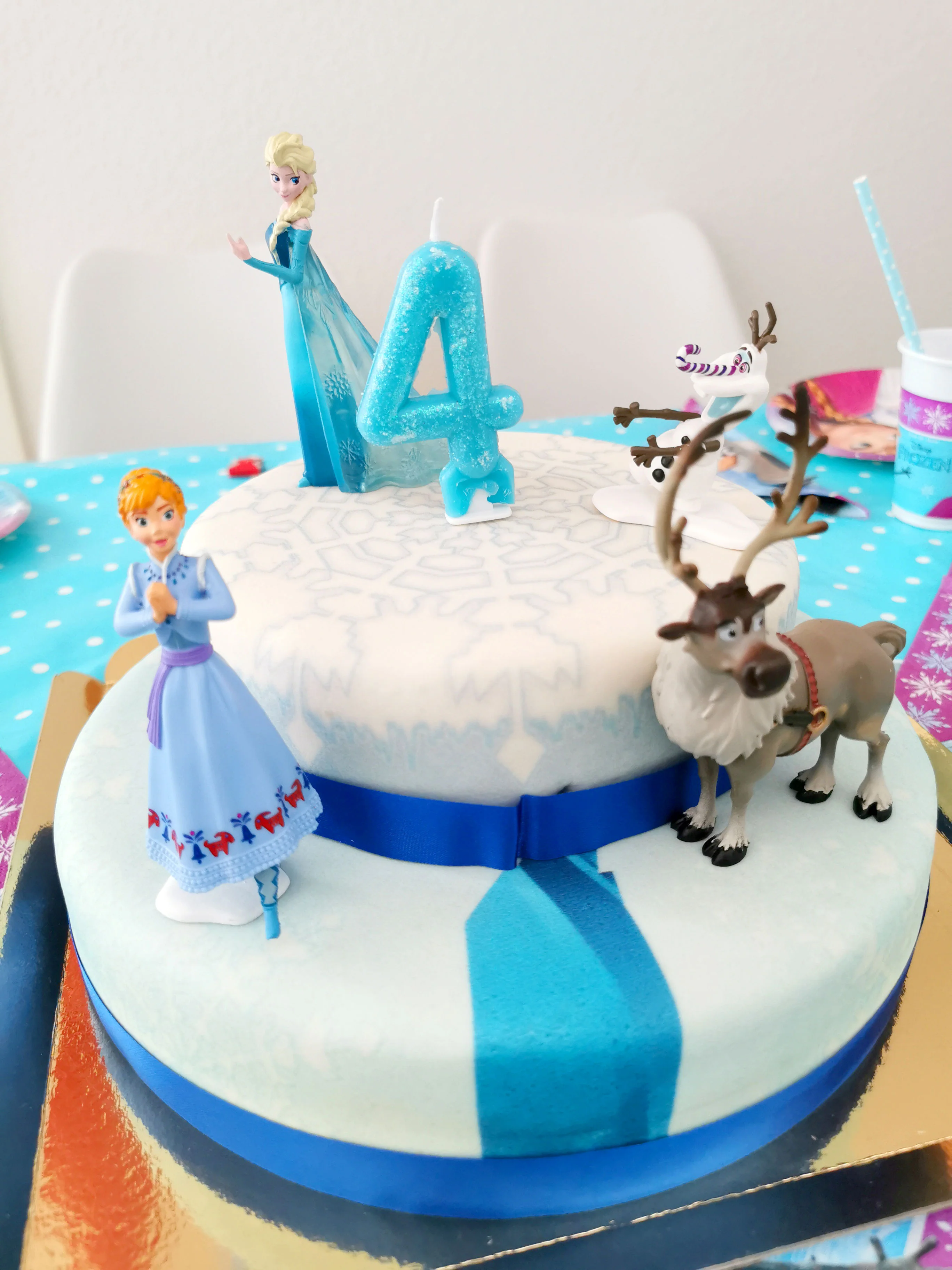 Die Eiskönigin® Elsa, Schwester Anna & Olaf Figuren auf 2-stöckiger Schneeflocken-Torte - Image 4