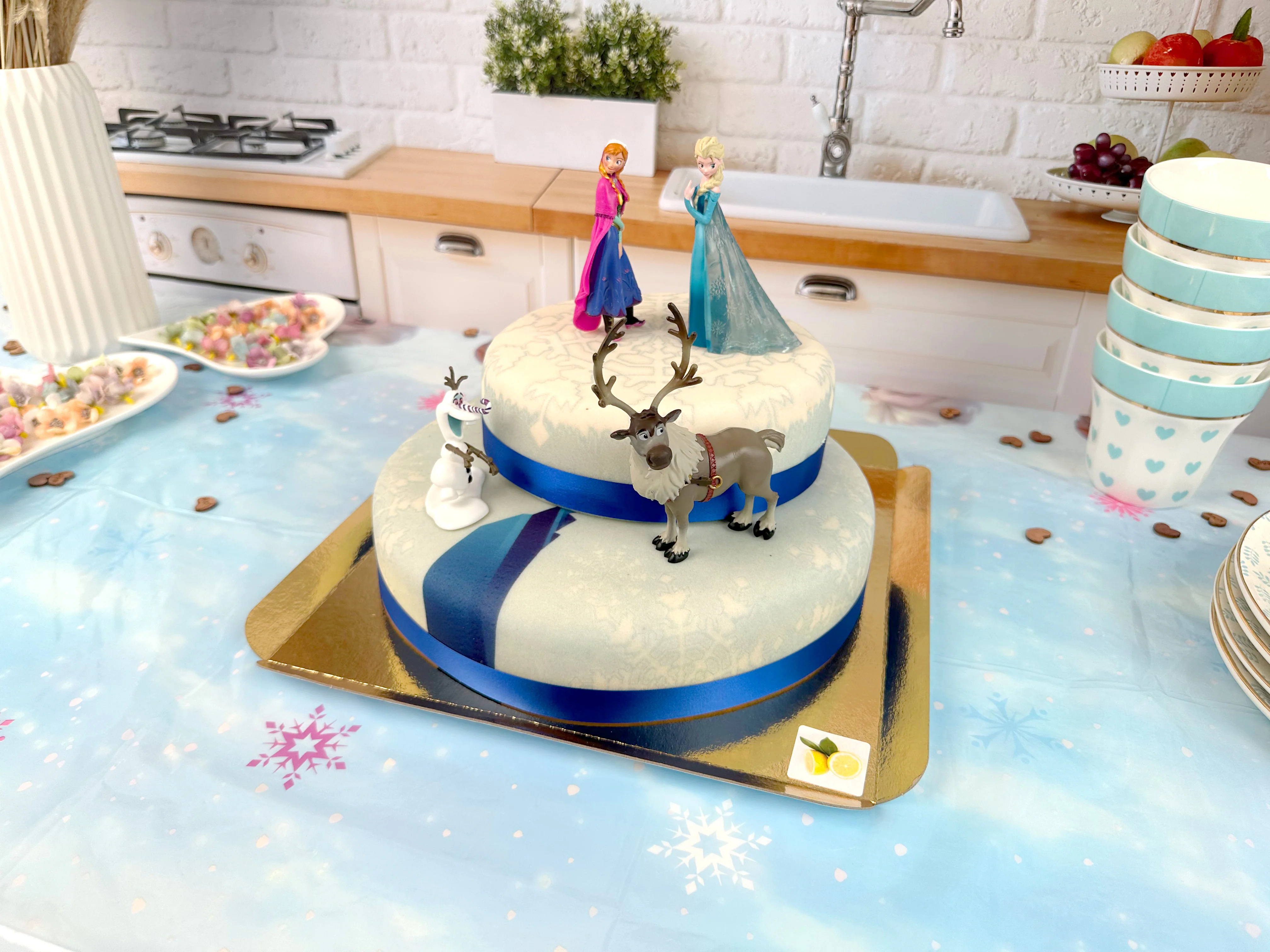 Die Eiskönigin® Elsa, Schwester Anna & Olaf Figuren auf 2-stöckiger Schneeflocken-Torte - Image 5