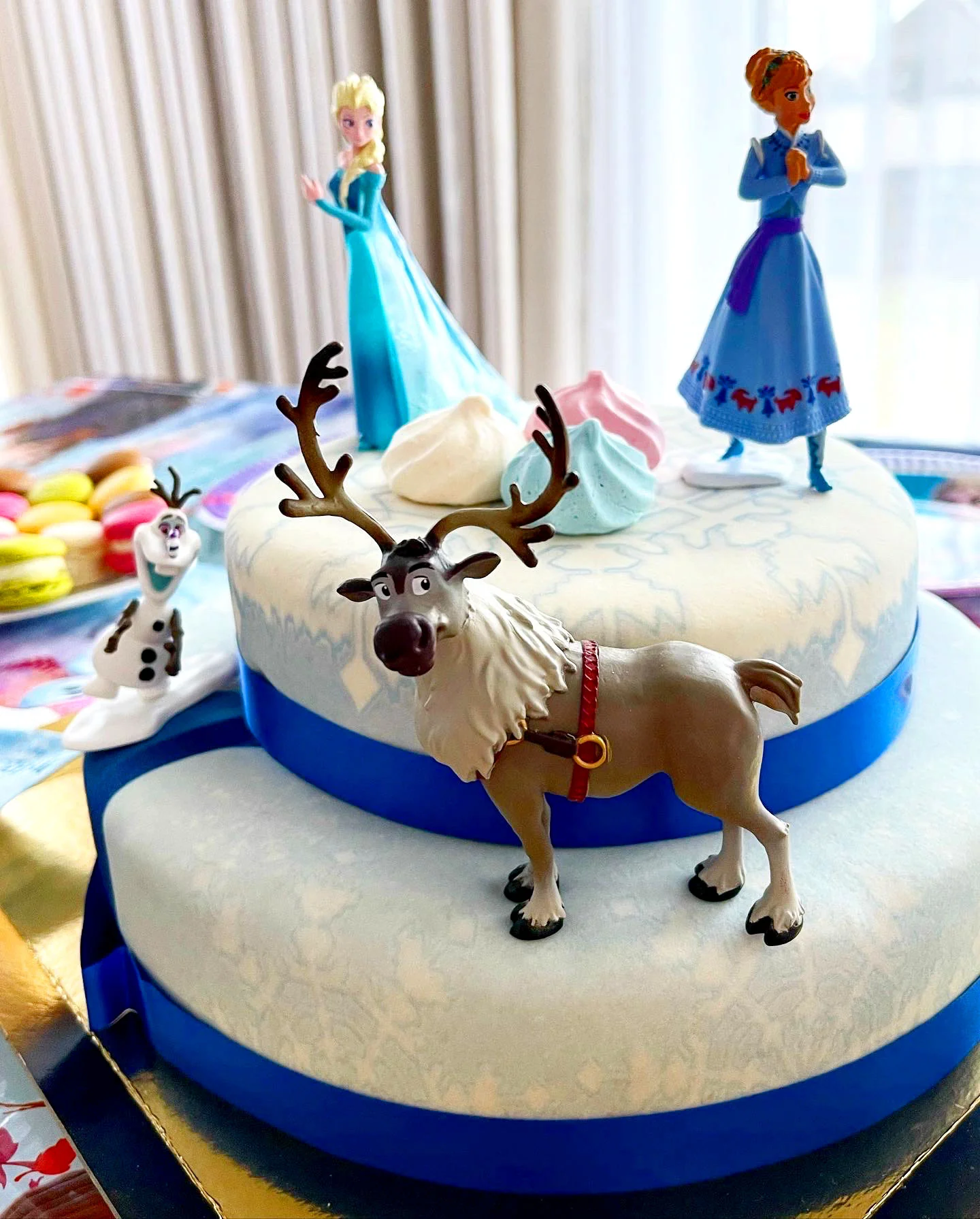 Die Eiskönigin® Elsa, Schwester Anna & Olaf Figuren auf 2-stöckiger Schneeflocken-Torte - Image 6