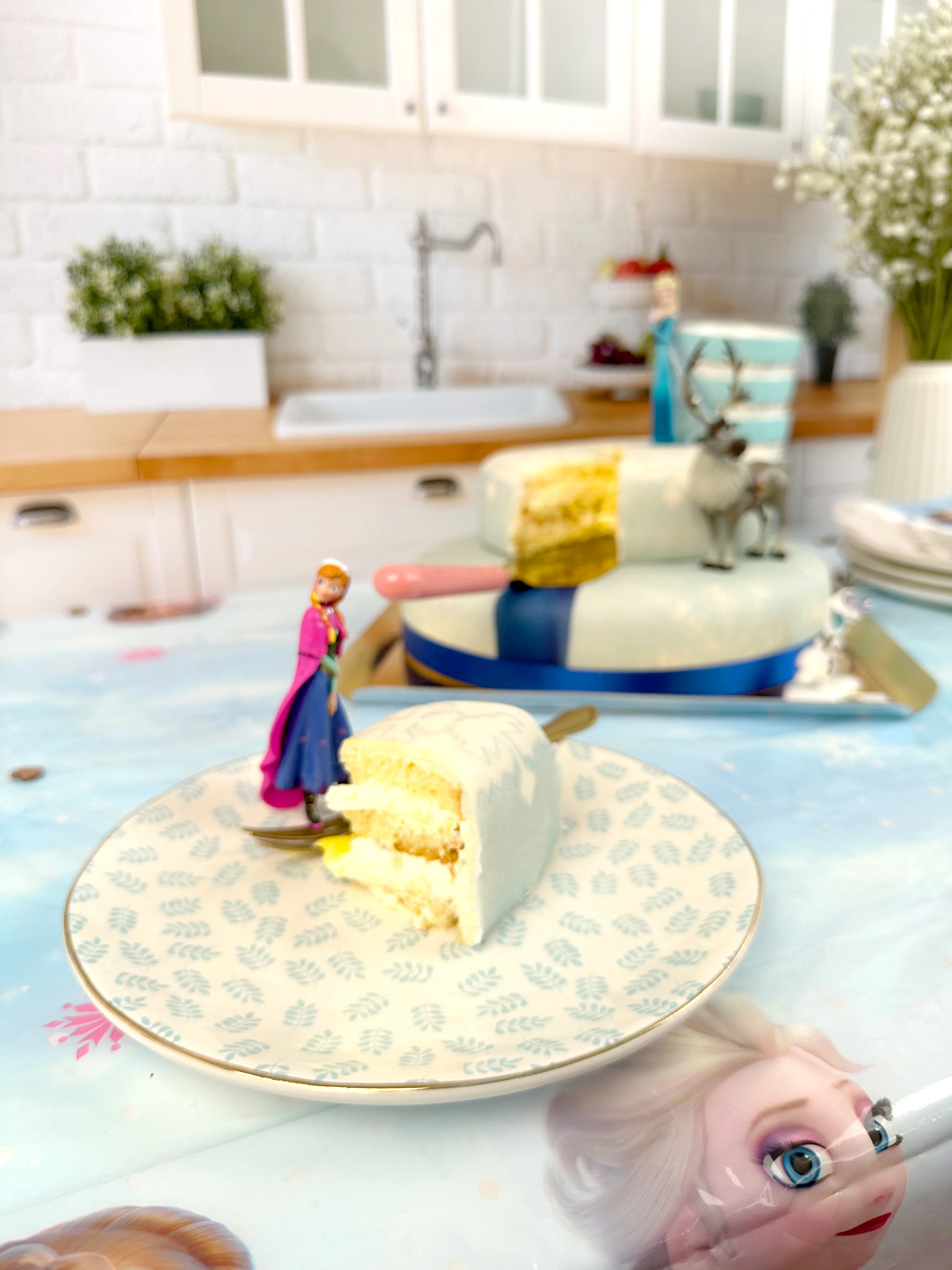 Die Eiskönigin® Elsa, Schwester Anna & Olaf Figuren auf 2-stöckiger Schneeflocken-Torte - Image 8