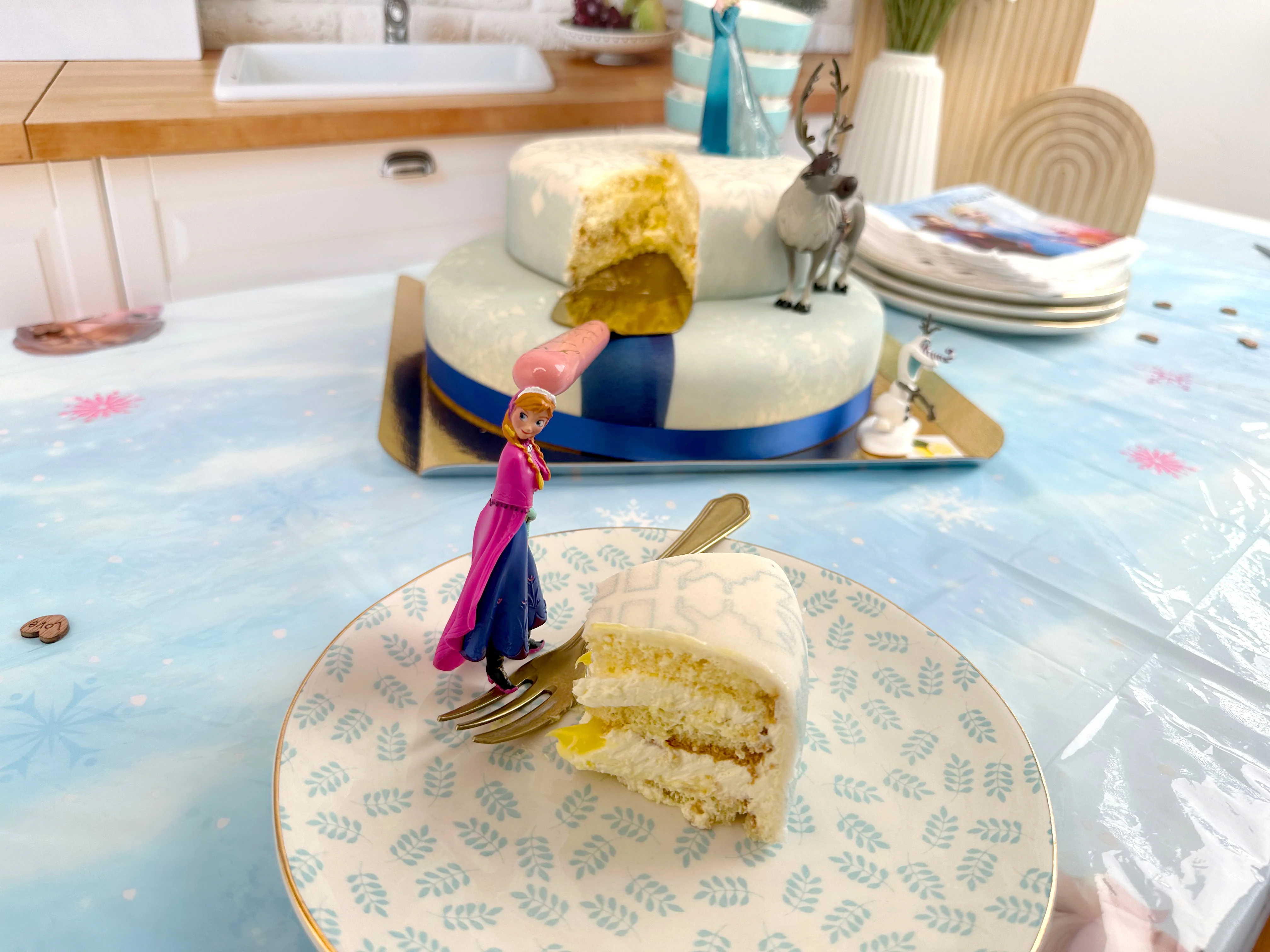 Die Eiskönigin® Elsa, Schwester Anna & Olaf Figuren auf 2-stöckiger Schneeflocken-Torte - Image 9