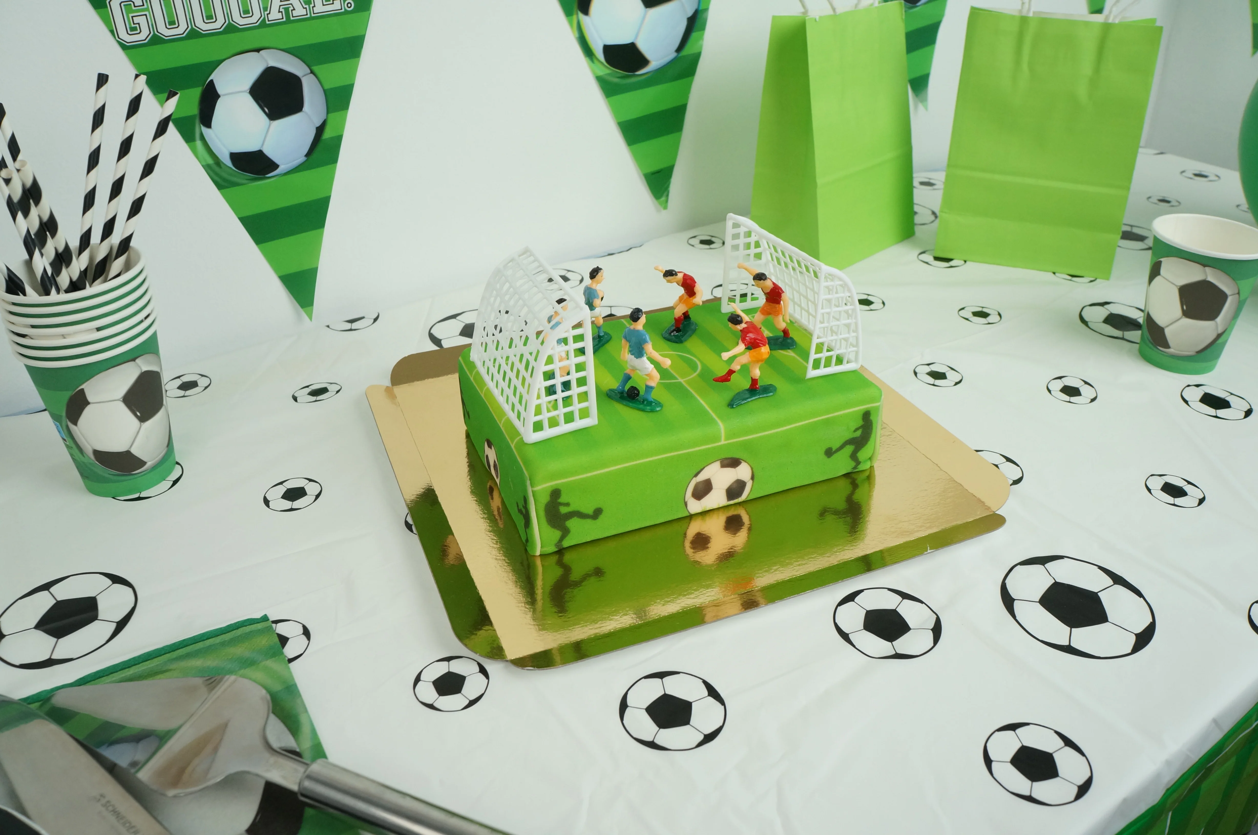 Fußballfeld-Torte mit Fußballern - Image 4