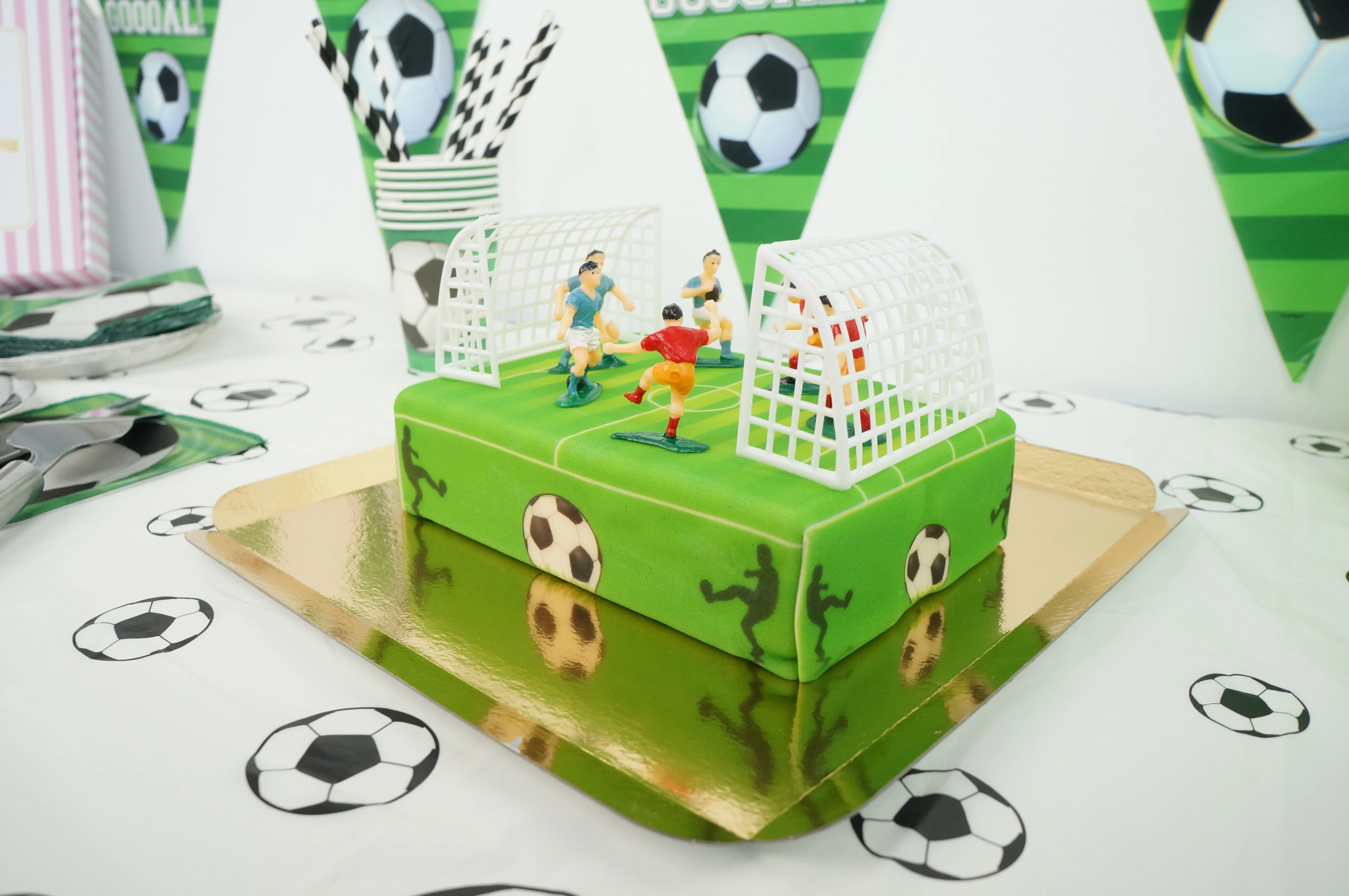 Fußballfeld-Torte mit Fußballern - Image 5