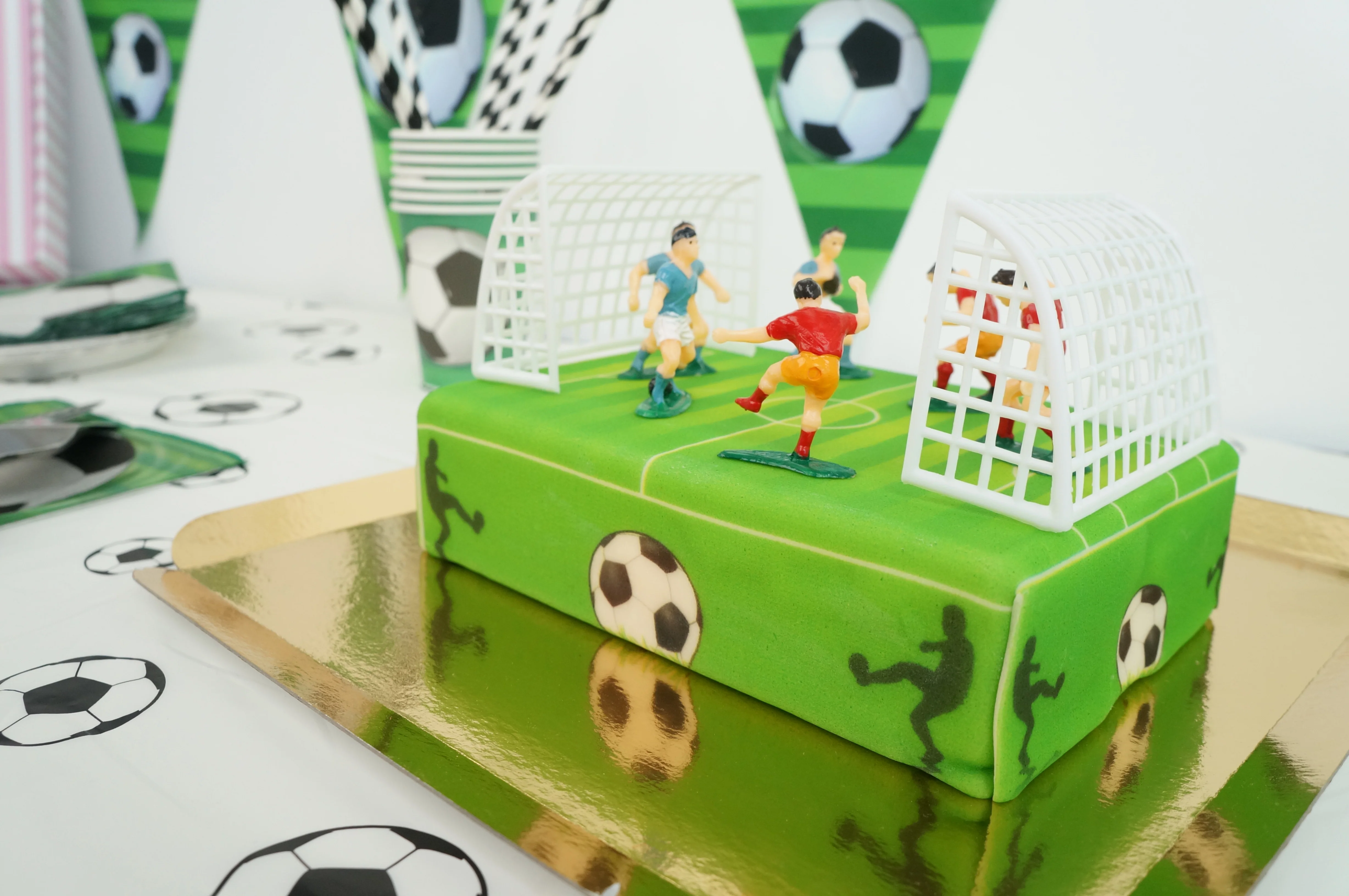 Fußballfeld-Torte mit Fußballern - Image 6