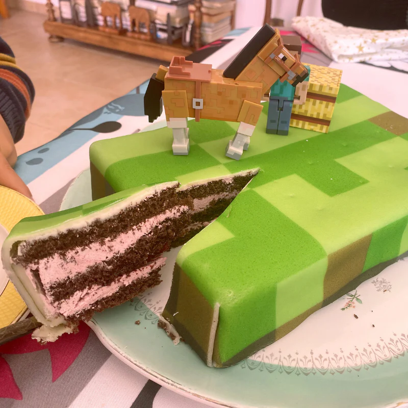 Minecraft®-Figur auf Spielewelt-Torte - Image 11