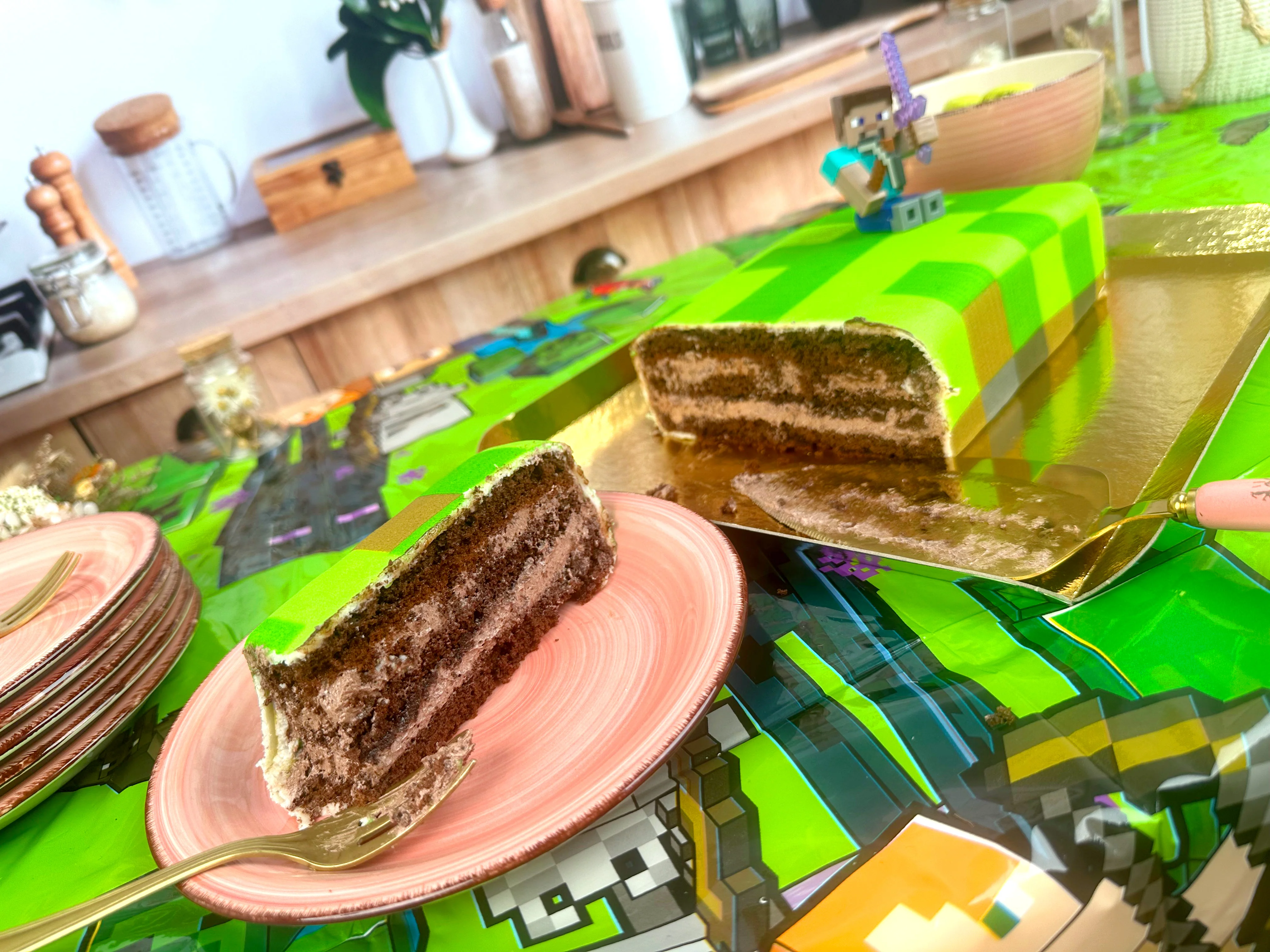 Minecraft®-Figur auf Spielewelt-Torte - Image 8