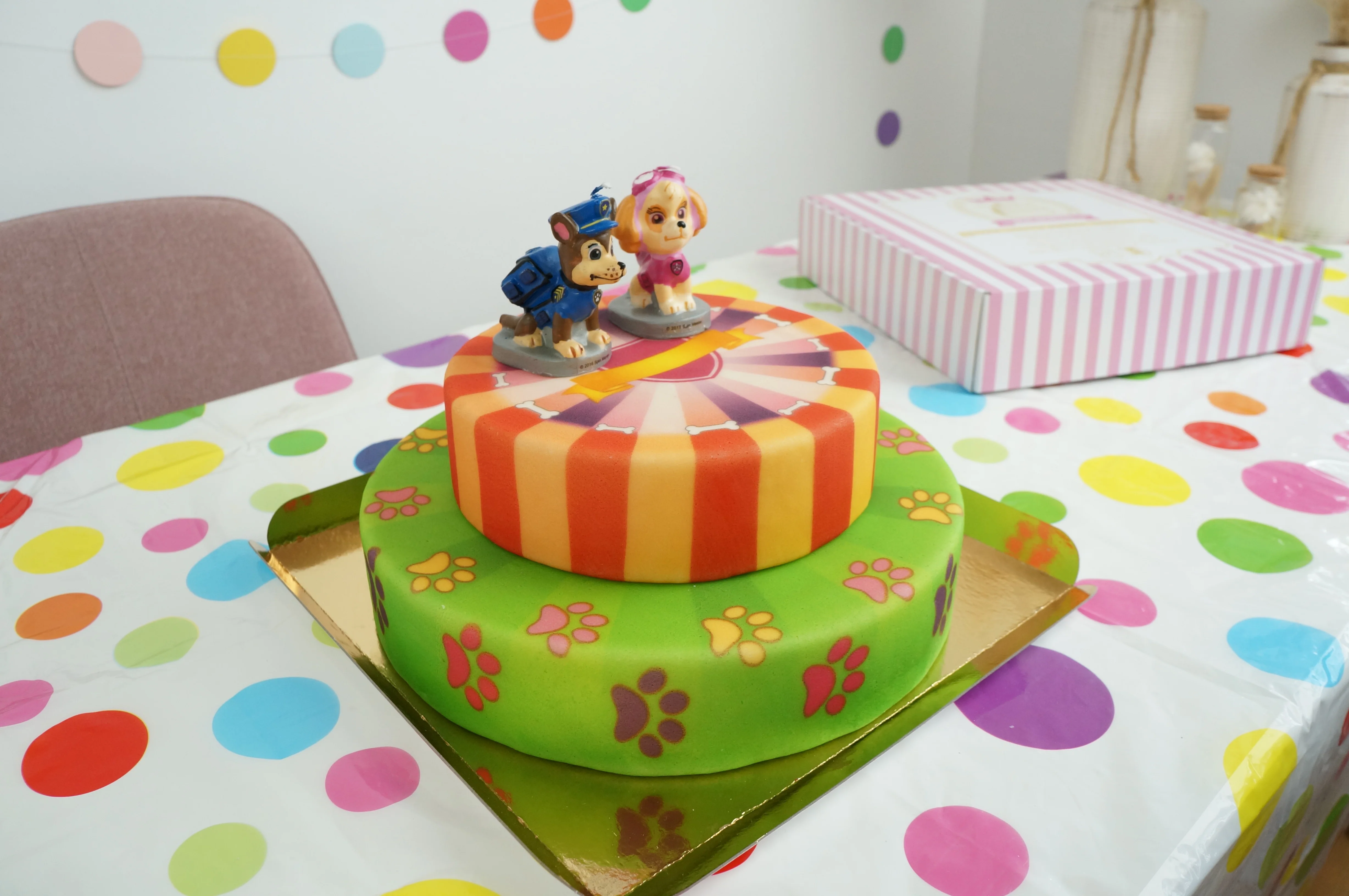 Paw Patrol® auf 2-stöckiger pinker Hundepfoten-Torte - Image 3