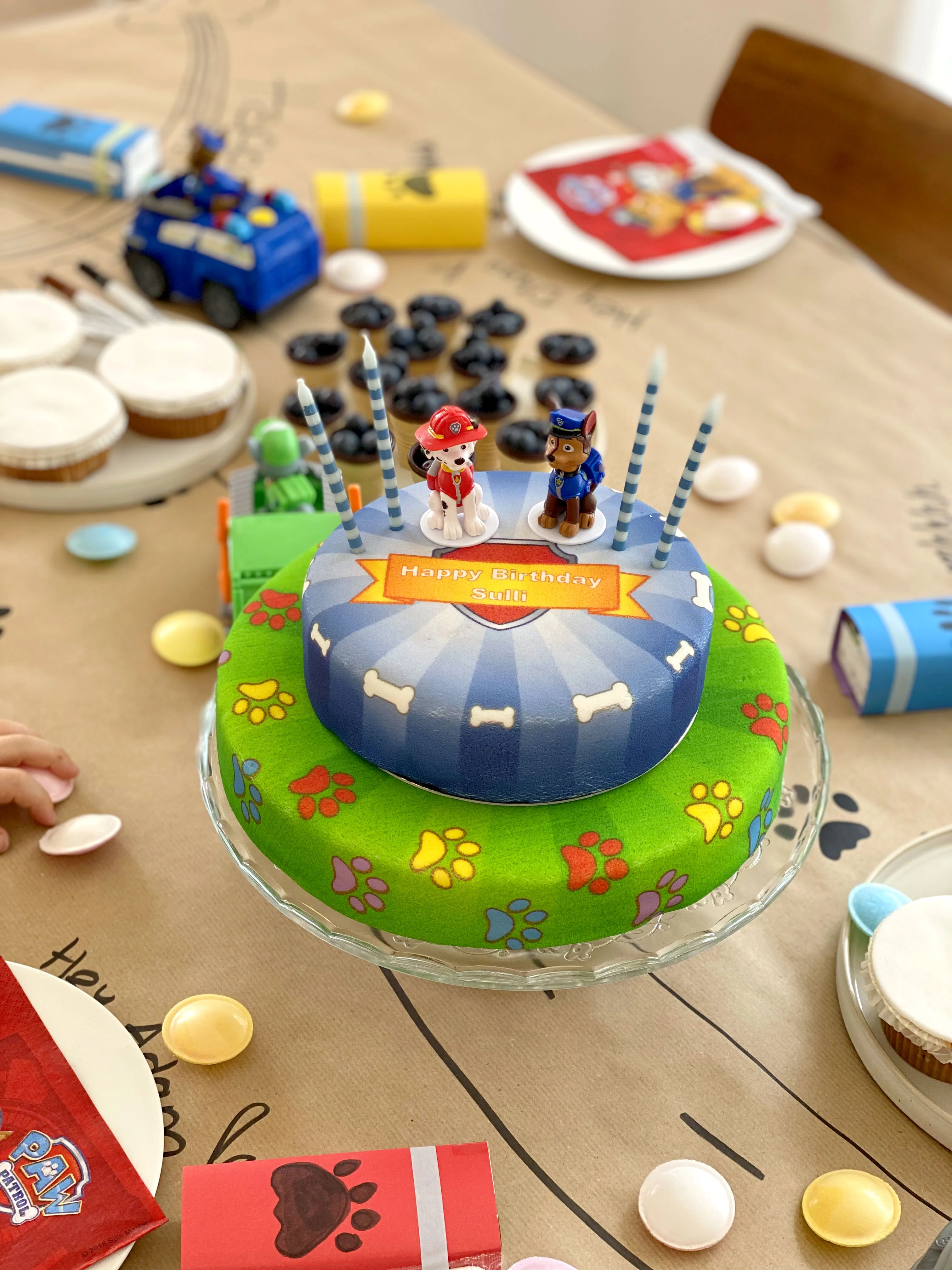 Chase und Marshall aus PAW Patrol® auf zweistöckiger Hundehelden-Torte - Image 12