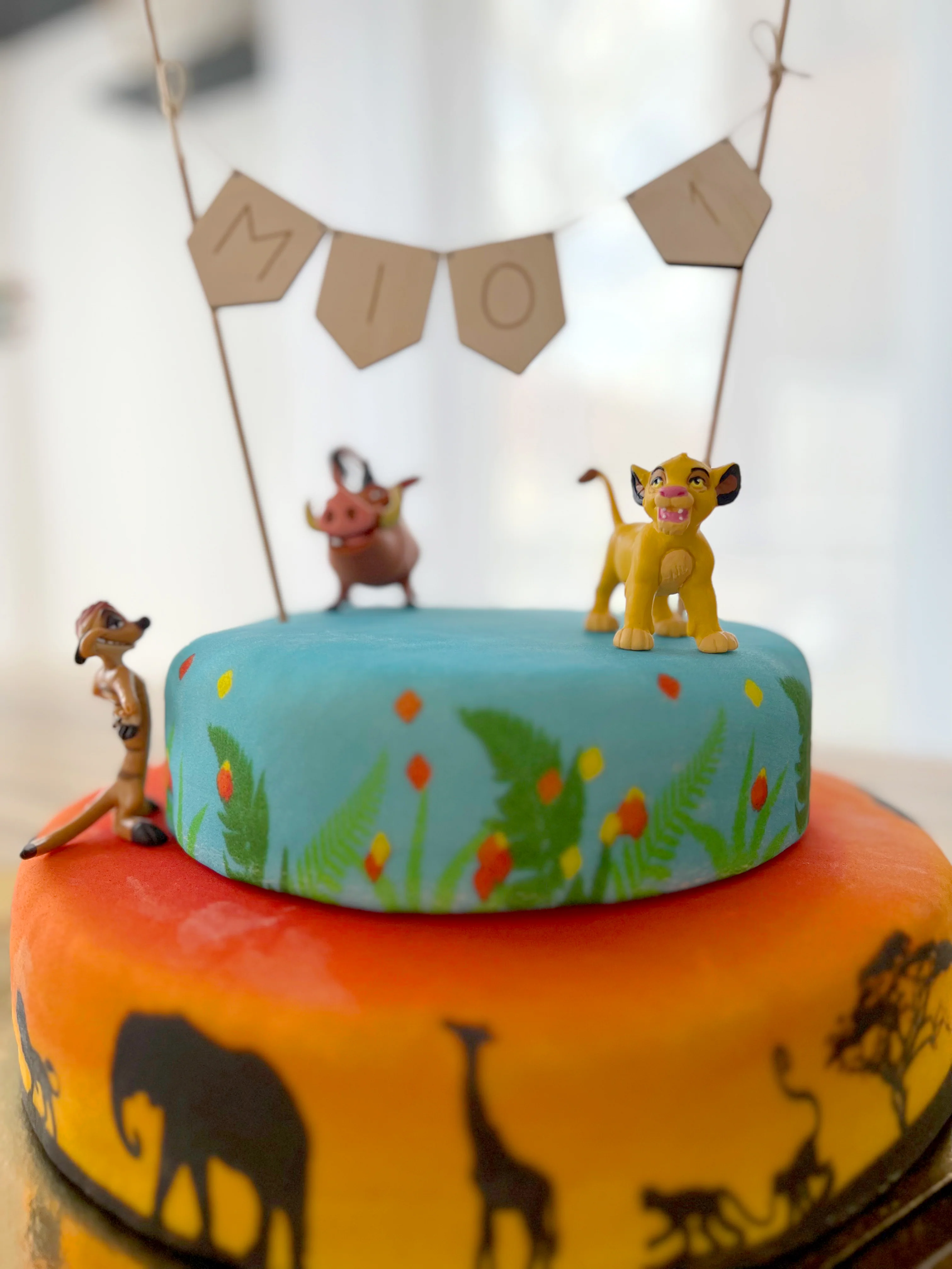 Simba®, Timon & Pumbaa® auf 2-stöckiger Savannen-Torte - Image 3