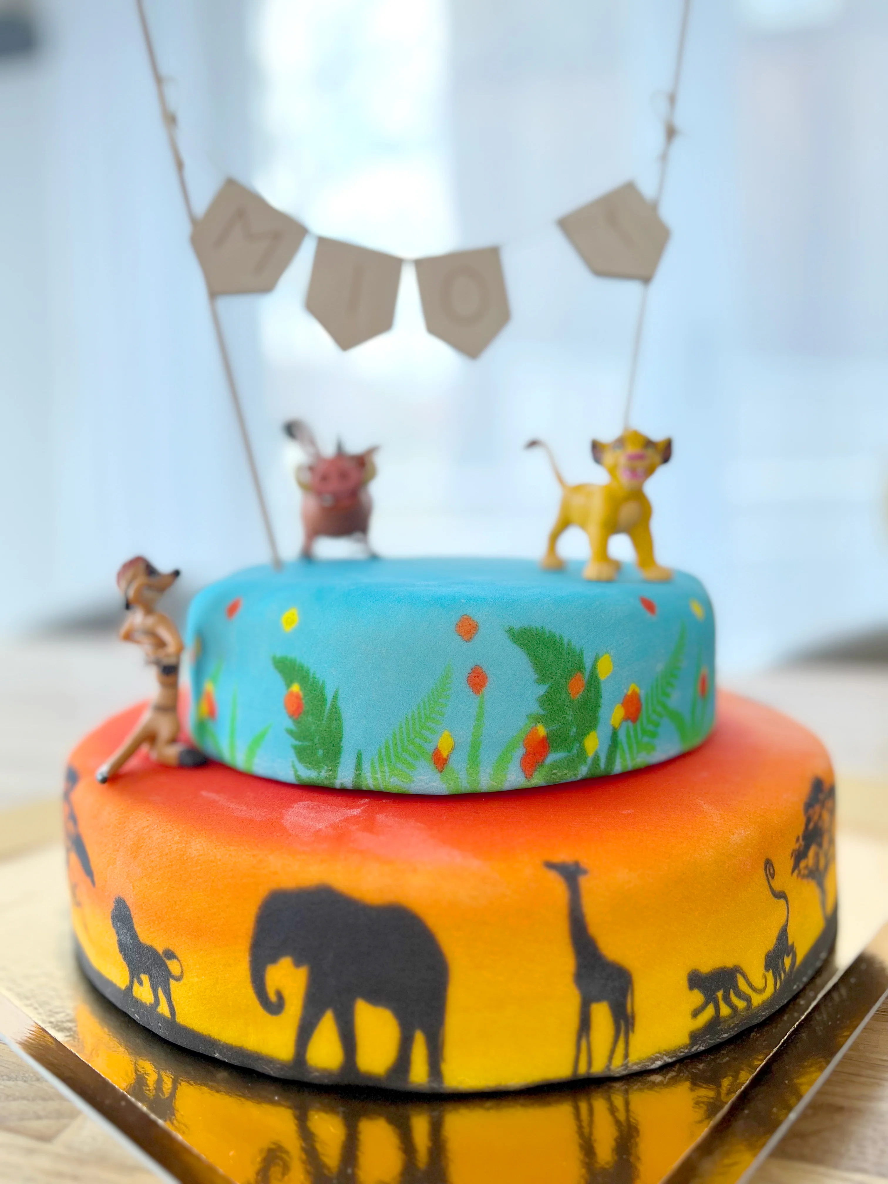 Simba®, Timon & Pumbaa® auf 2-stöckiger Savannen-Torte - Image 6