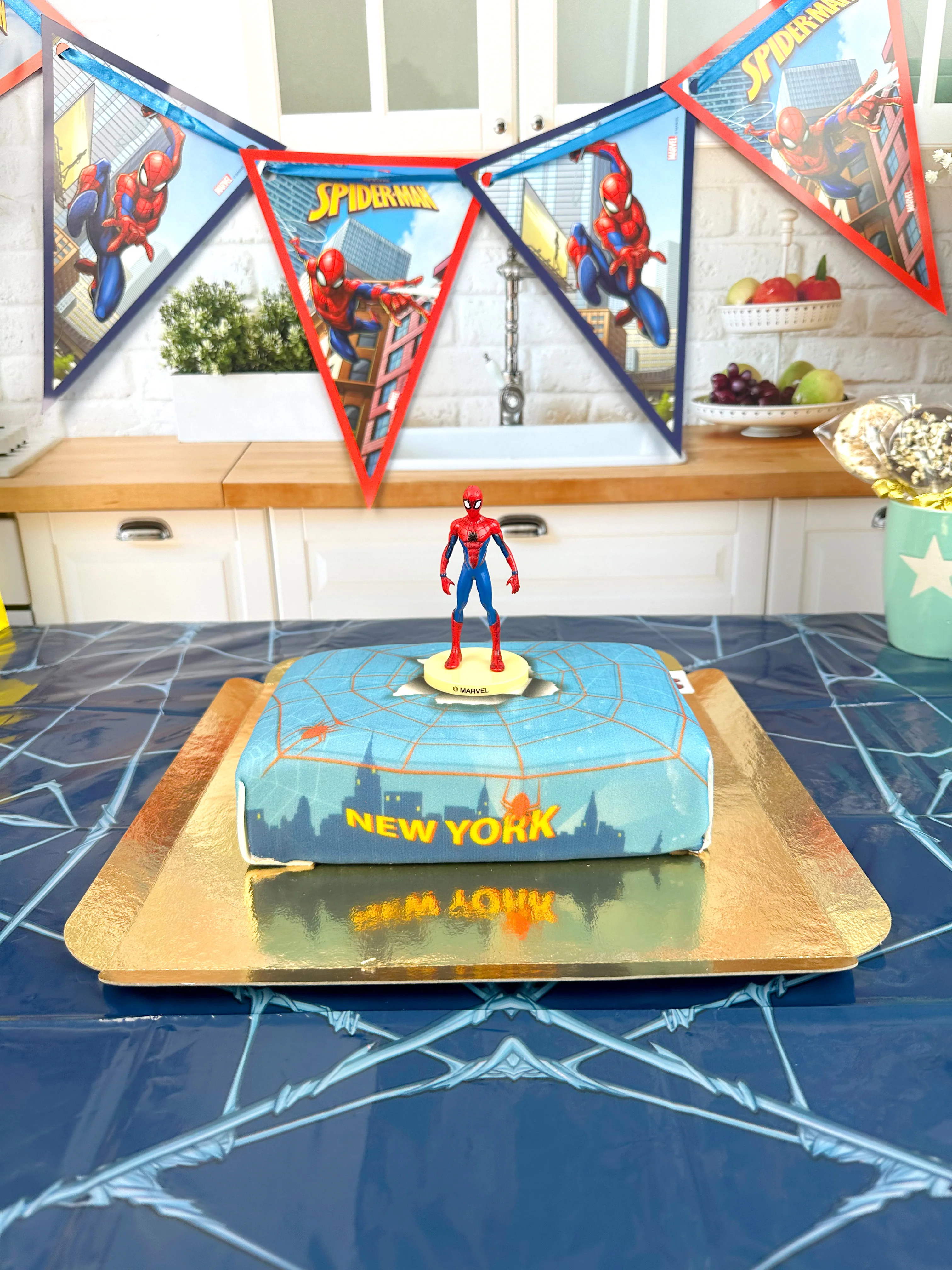 Spider-Man® auf Spinnennetz über New York -Torte - Image 7