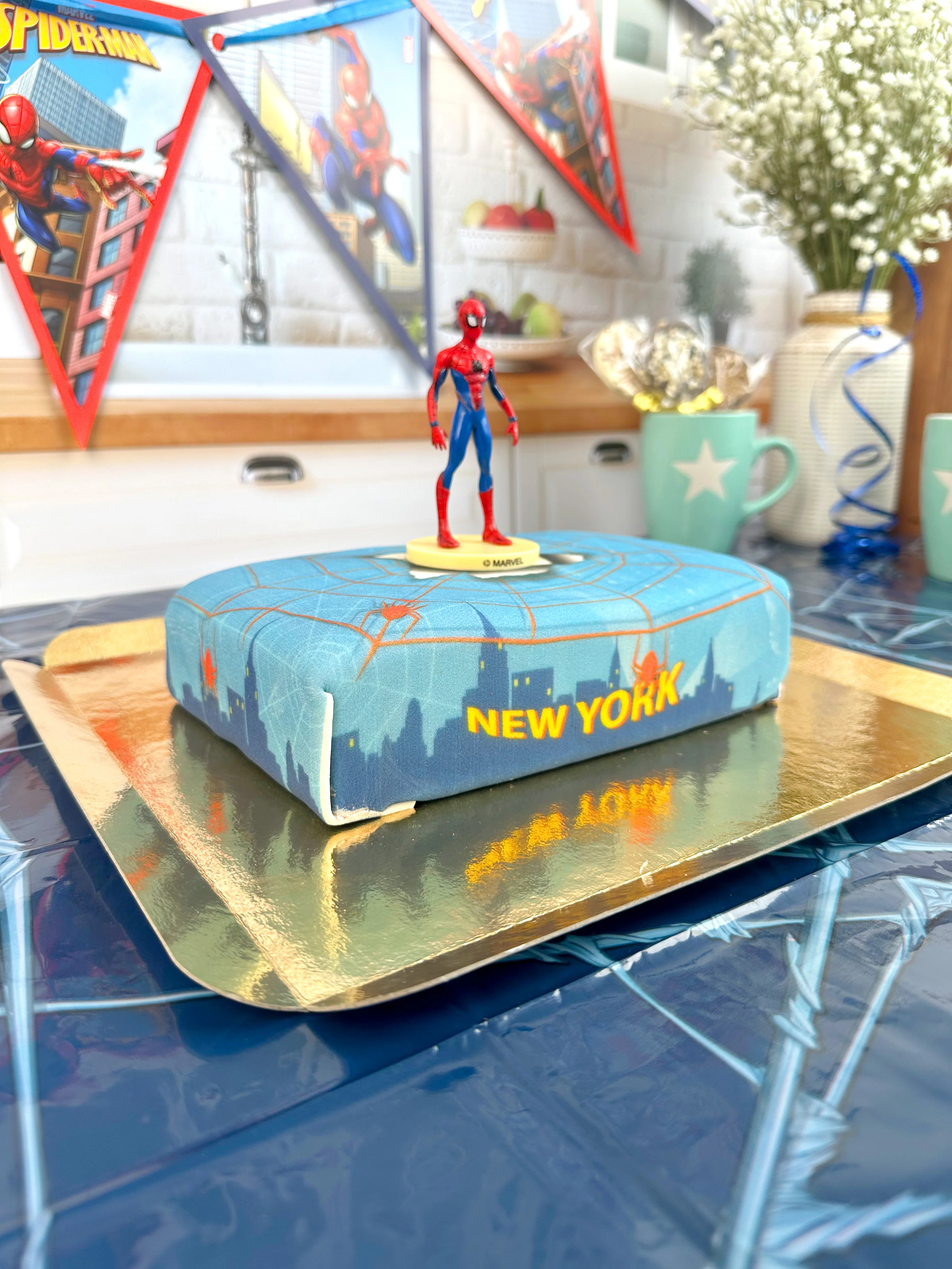 Spider-Man® auf Spinnennetz über New York -Torte - Image 8