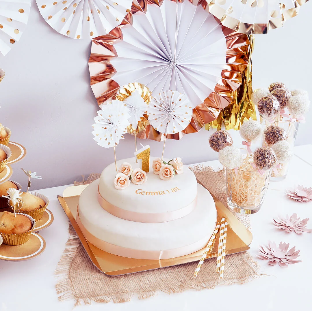 Zweistöckige weiße Torte mit Tortenband - Image 12