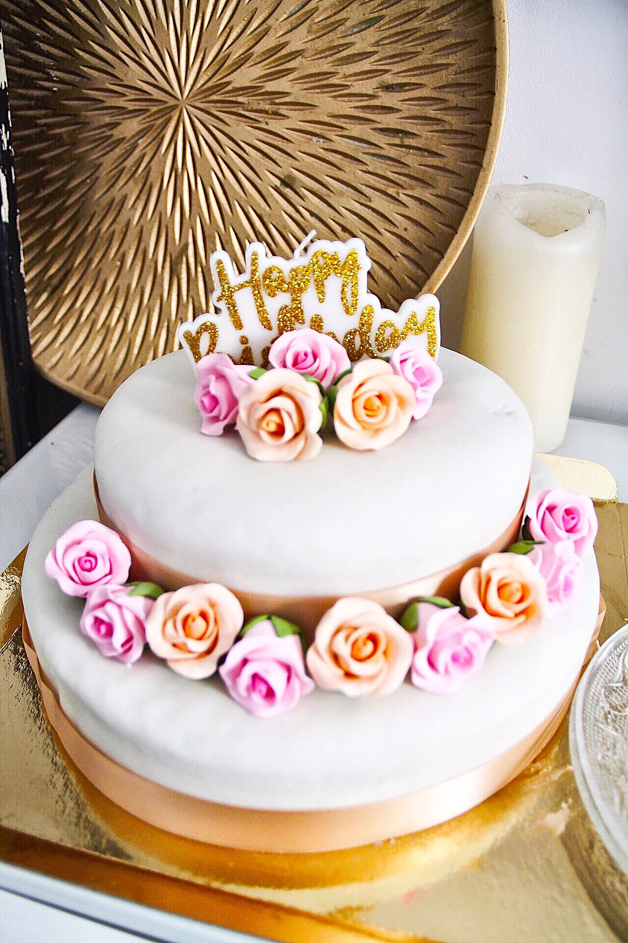 Zweistöckige weiße Torte mit Tortenband - Image 13