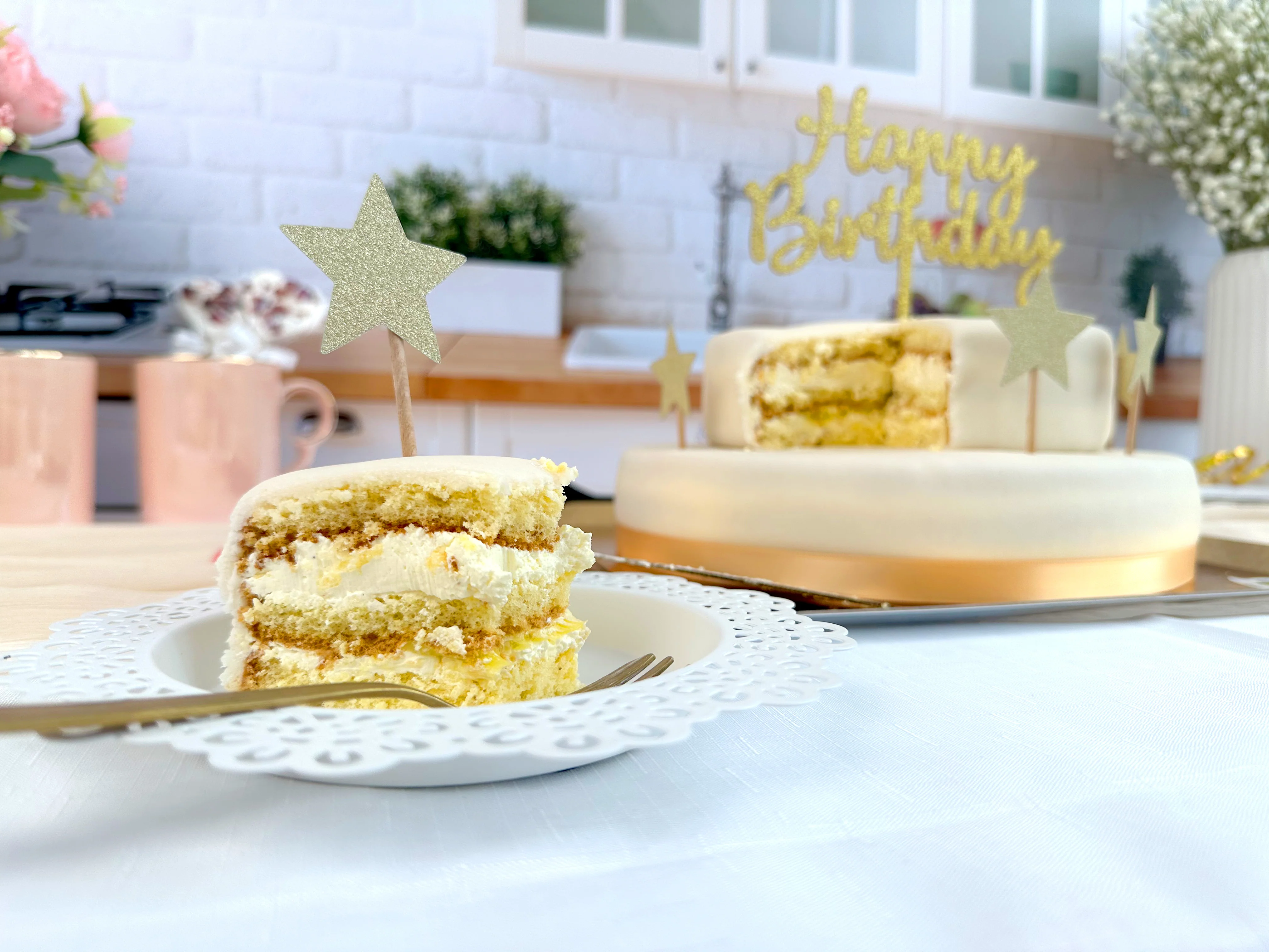 Zweistöckige weiße Torte mit Tortenband - Image 6