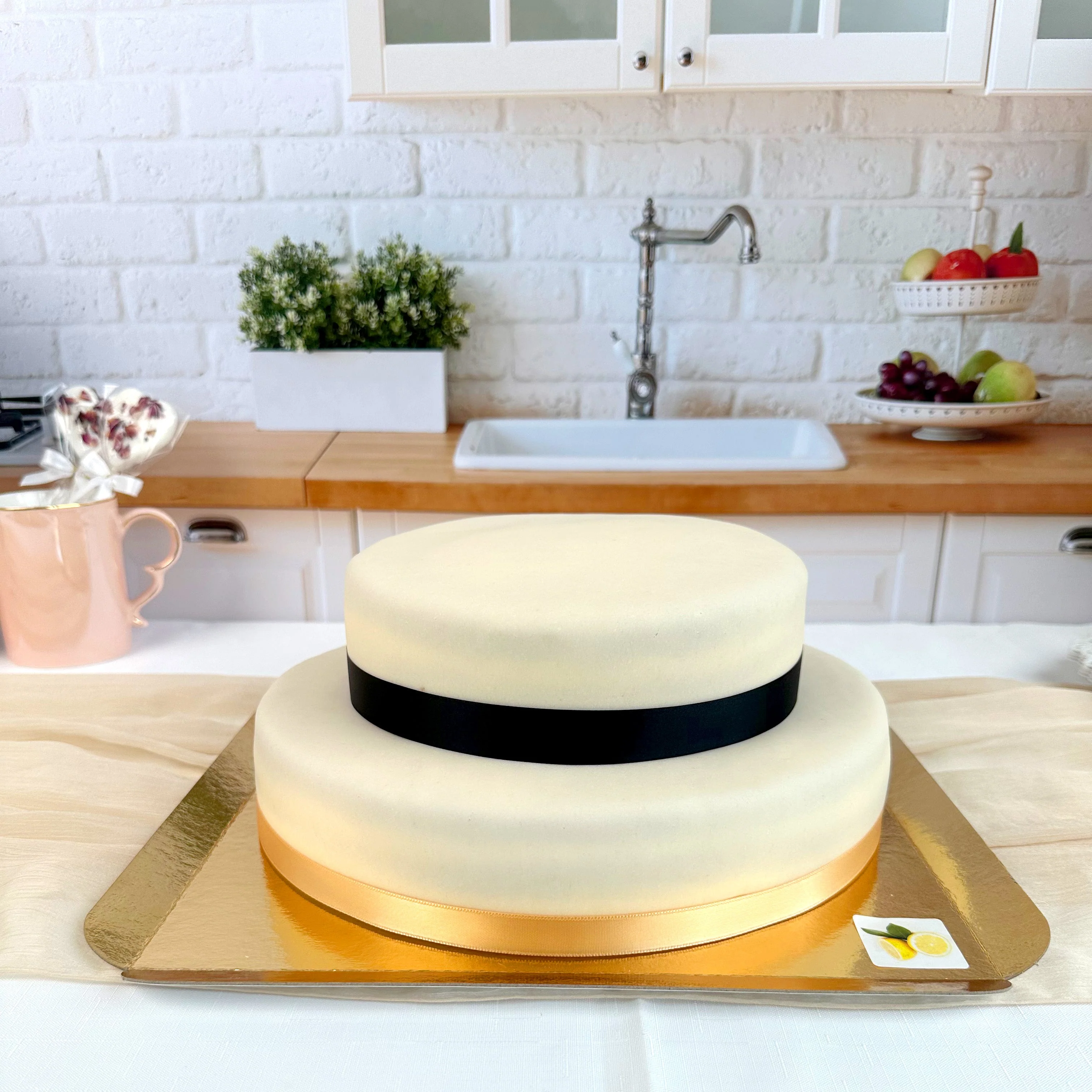 Zweistöckige weiße Torte mit Tortenband - Image 7